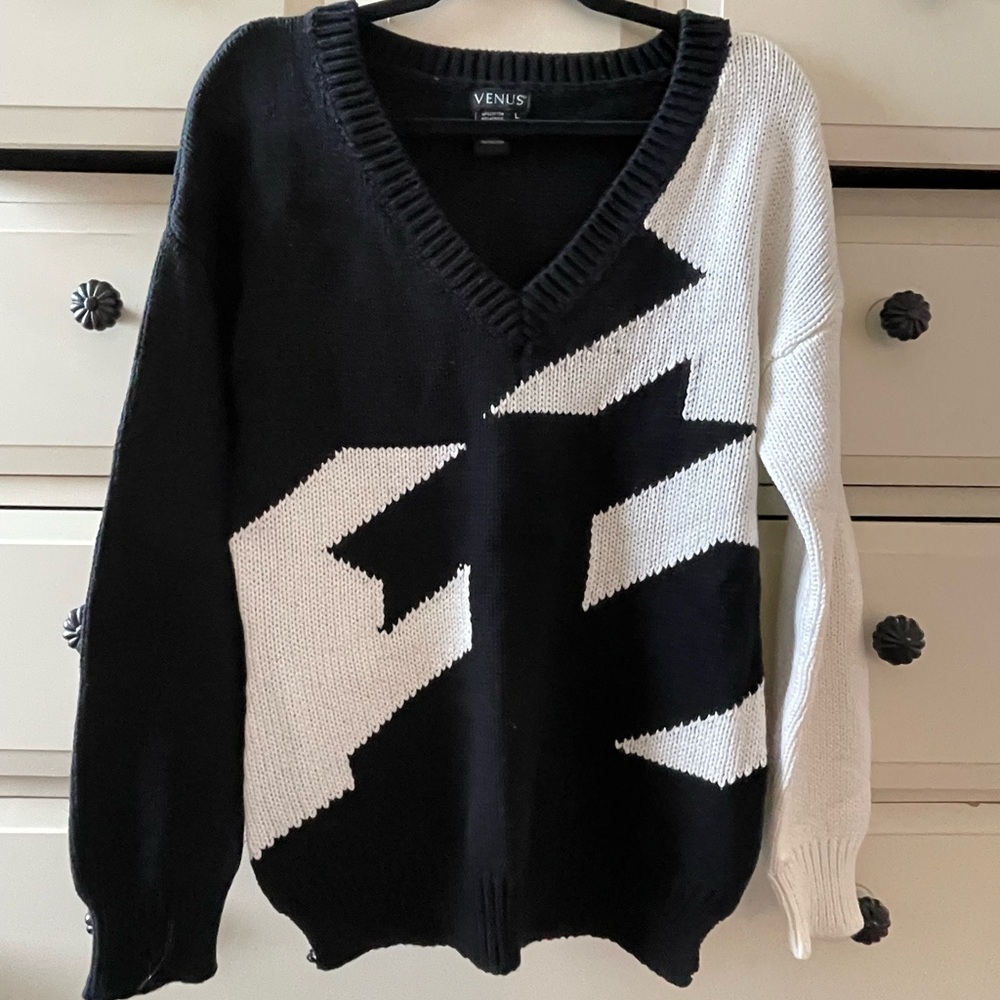 VENUS Black and White Graphic Sweater